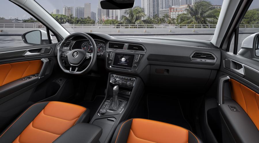 Интерьер Volkswagen Tiguan R-Line 2016 года  (WW) (фото 3 из 36)